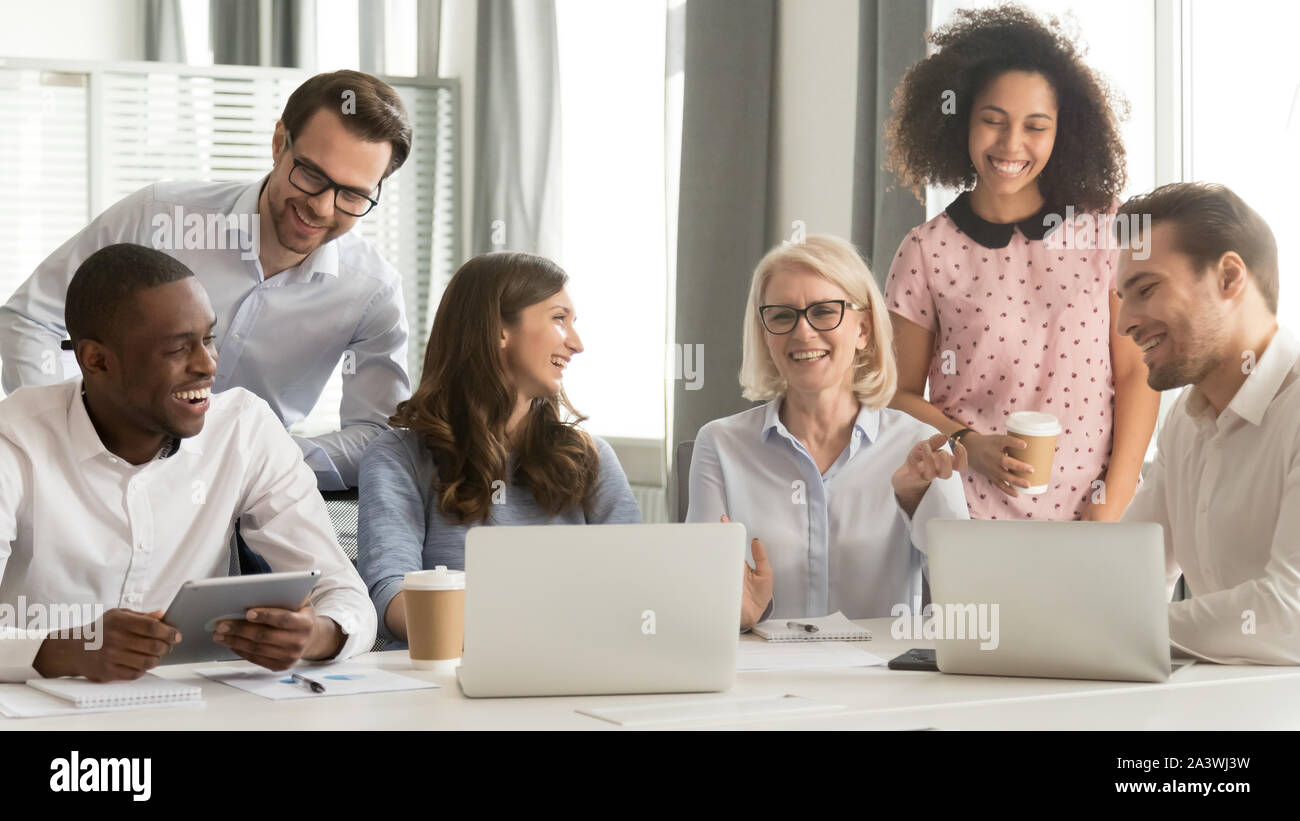 Fröhliche multirassischen Büroangestellte Spaß an Pause am Arbeitsplatz Stockfoto