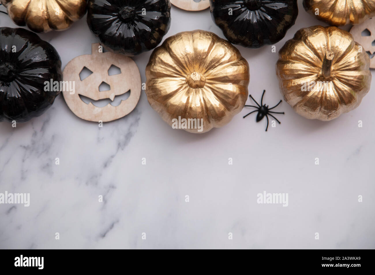 Luxus gold und schwarz Halloween Kürbis flach Hintergrund Zusammensetzung Stockfoto