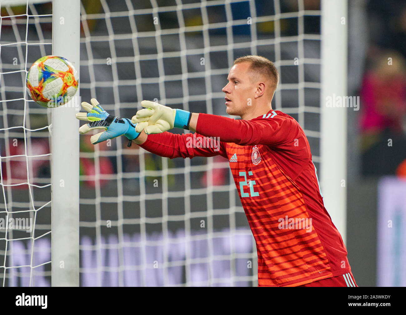 Deutschland - Argentinien, Fussball, Dortmund, Oktober 09, 2019 Treber - Andre TER STEGEN, Torwart DFB 22 Antriebe, Steuerungen, die Kugel, Action, full-size, Single Action, Einzelaktion, mit Kugel, vollen Körper, ganze Zahl, Ausschnitt, einzelne Schüsse, Kugel Behandlung, Pick-up, Schneidwerk, Ausschneiden Ganzkoerperaufnahme, Deutschland - Argentinien 2:2 Freundschaftsspiel, Deutsche Fußball-Nationalmannschaft, DFB, Saison 2019/2020, Oktober 09, 2019 in Dortmund, Deutschland. © Peter Schatz/Alamy leben Nachrichten Stockfoto