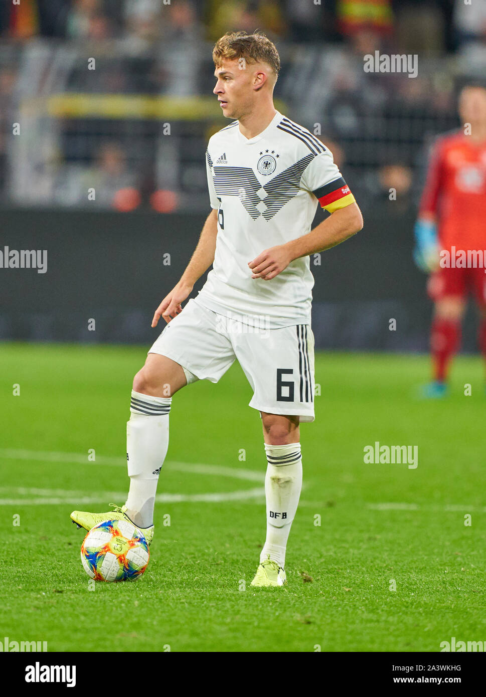 Deutschland - Argentinien, Fussball, Dortmund, Oktober 09, 2019 Joshua KIMMICH, DFB 6 Antriebe, Steuerungen, die Kugel, Action, full-size, Single Action, Einzelaktion, mit Kugel, vollen Körper, ganze Zahl, Ausschnitt, einzelne Schüsse, Kugel Behandlung, Pick-up, Schneidwerk, Ausschneiden Ganzkoerperaufnahme, Deutschland - Argentinien 2:2 Freundschaftsspiel, Deutsche Fußball-Nationalmannschaft, DFB, Saison 2019/2020, Oktober 09, 2019 in Dortmund, Deutschland. © Peter Schatz/Alamy leben Nachrichten Stockfoto