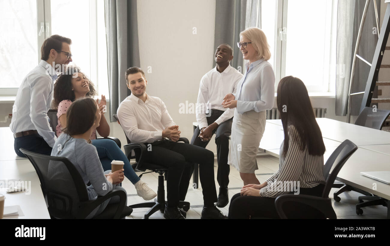 Diverse Corporate Team Kaffeepause im Coworking Zimmer Stockfoto