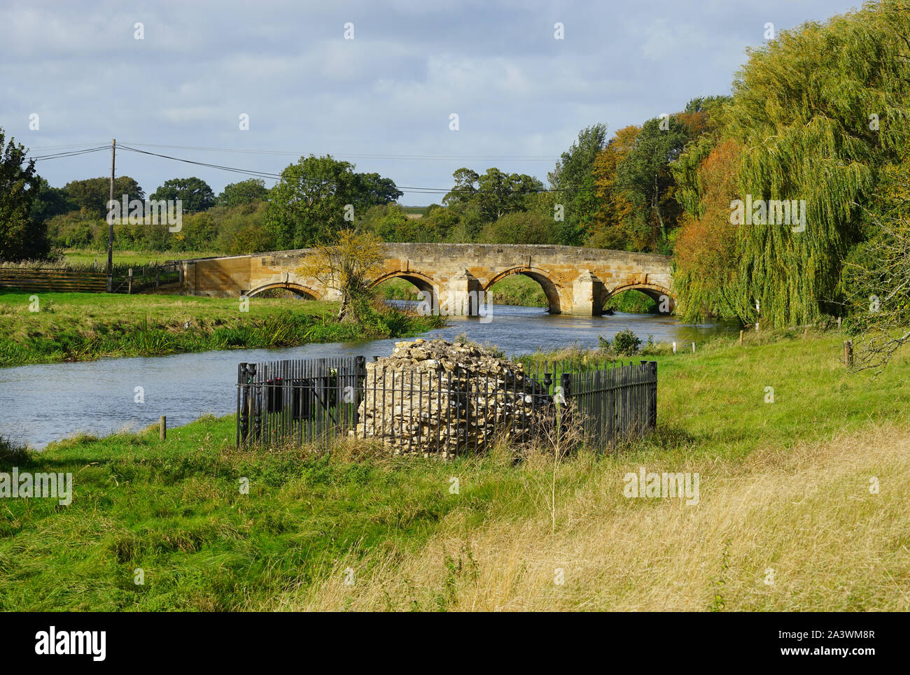 Brücke über den Fluss Nene und das letzte Stück der ursprünglichen Mauerwerk auf der Website von Fotheringhay Castle Stockfoto