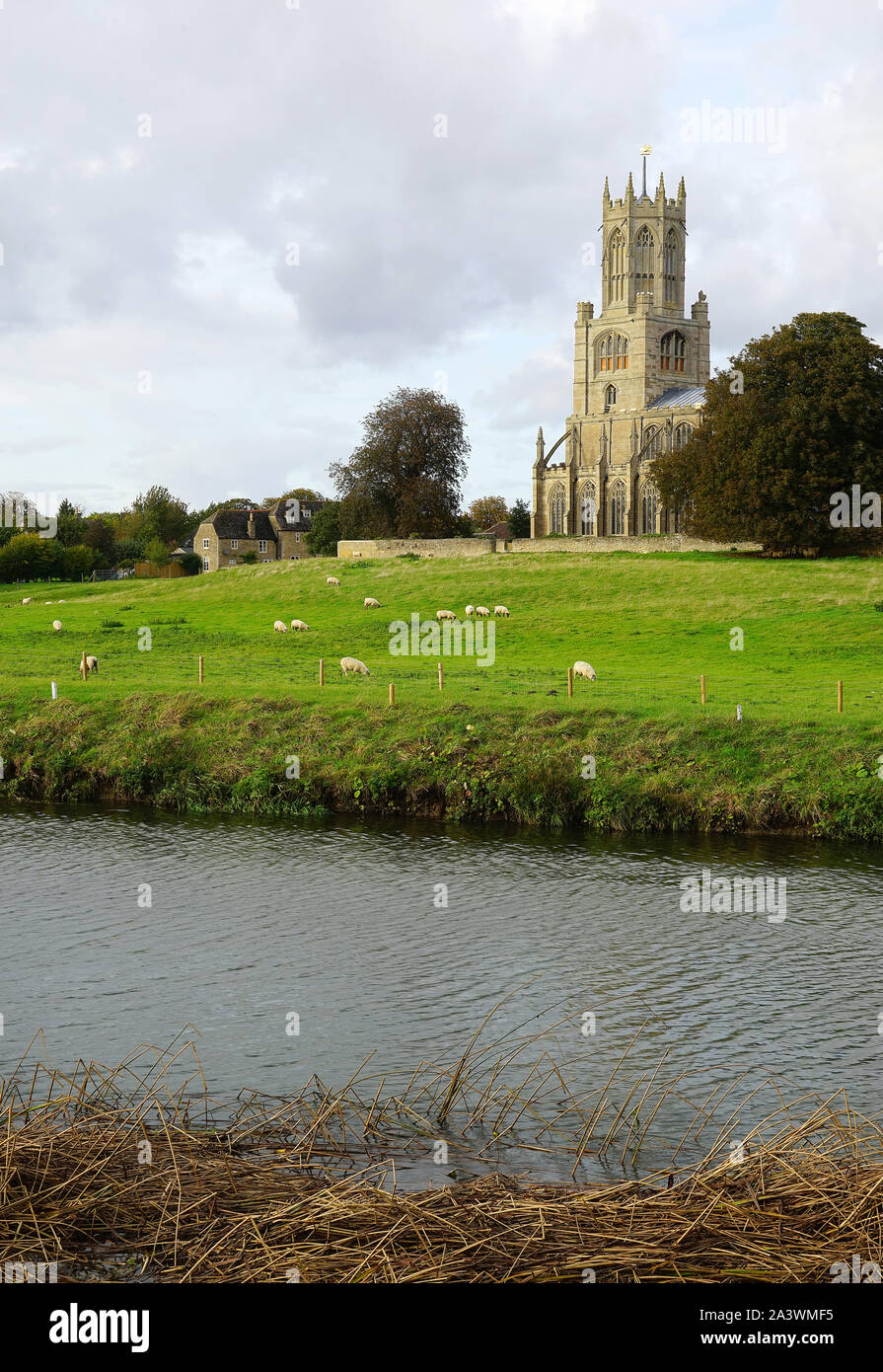 Blick über den Fluss Nene der Kirche in Fotheringhay Stockfoto