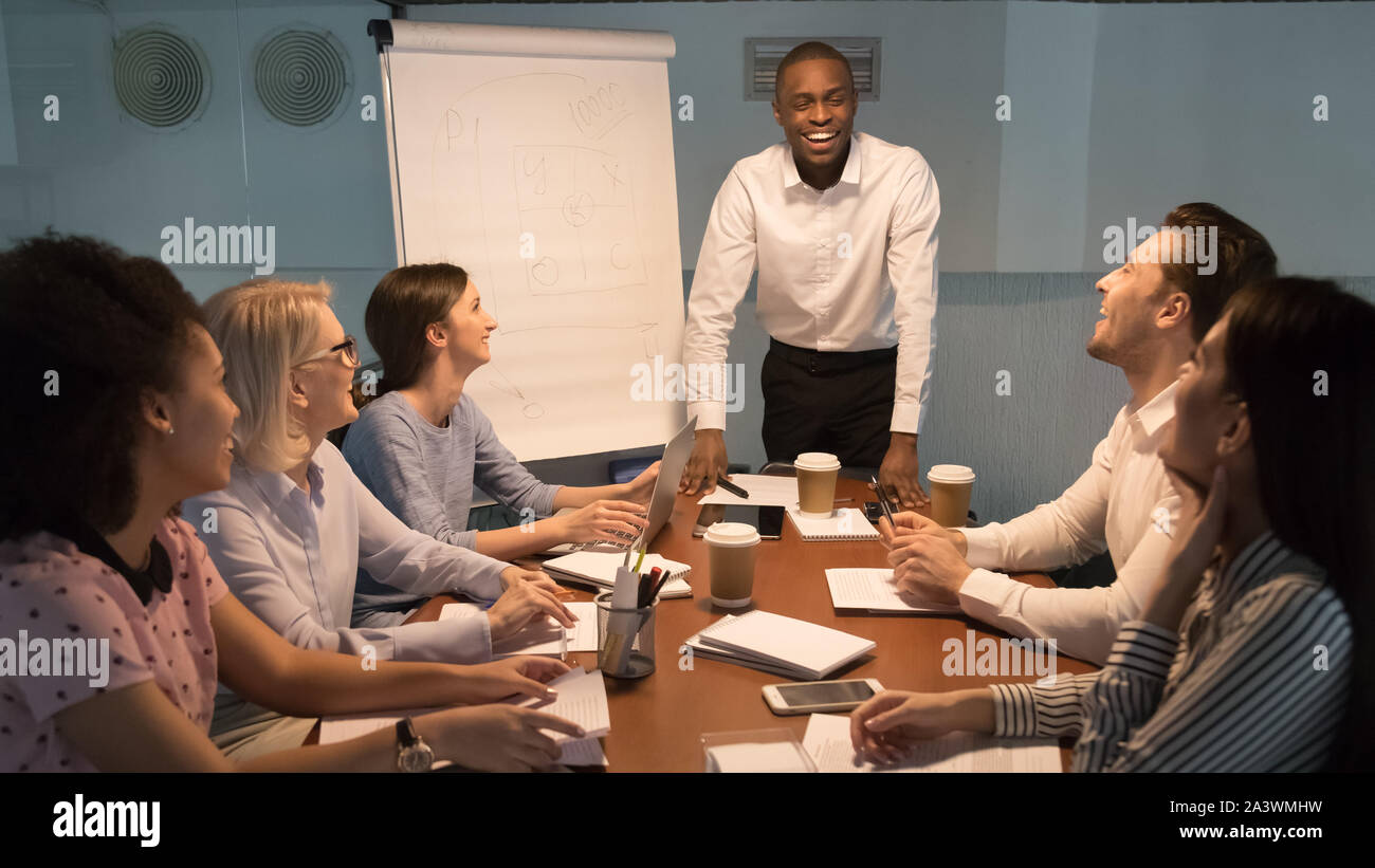 Corporate Team sitzen im Sitzungssaal hören dunkelhäutige Business Coach Stockfoto