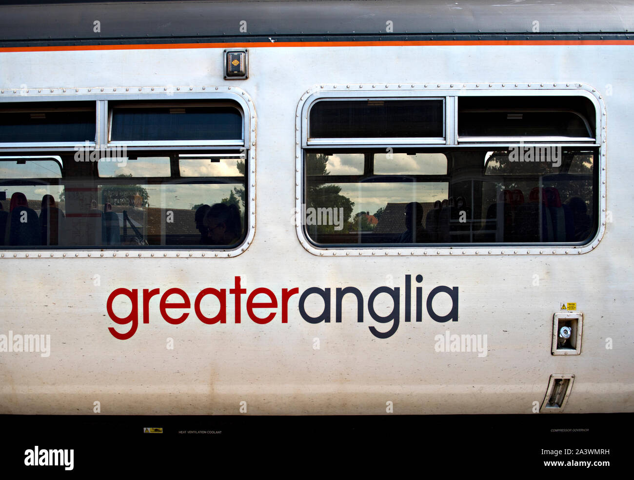 Die größere Anglia Logo an der Seite eines diesel multiple Unit gesehen Stockfoto