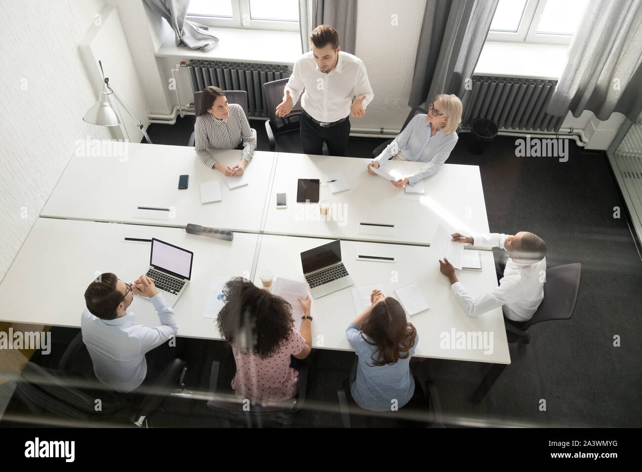 Ansicht von oben besetzt multi Rasse Büroangestellte Brainstorming im Sitzungssaal Stockfoto