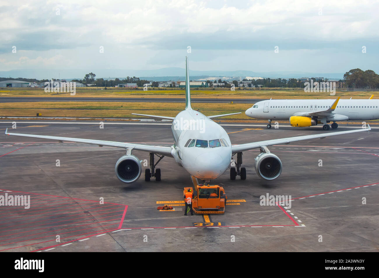 Vorbereitung ein Passagierflugzeug für den Flug, Schlepper nach hinten schieben. Stockfoto