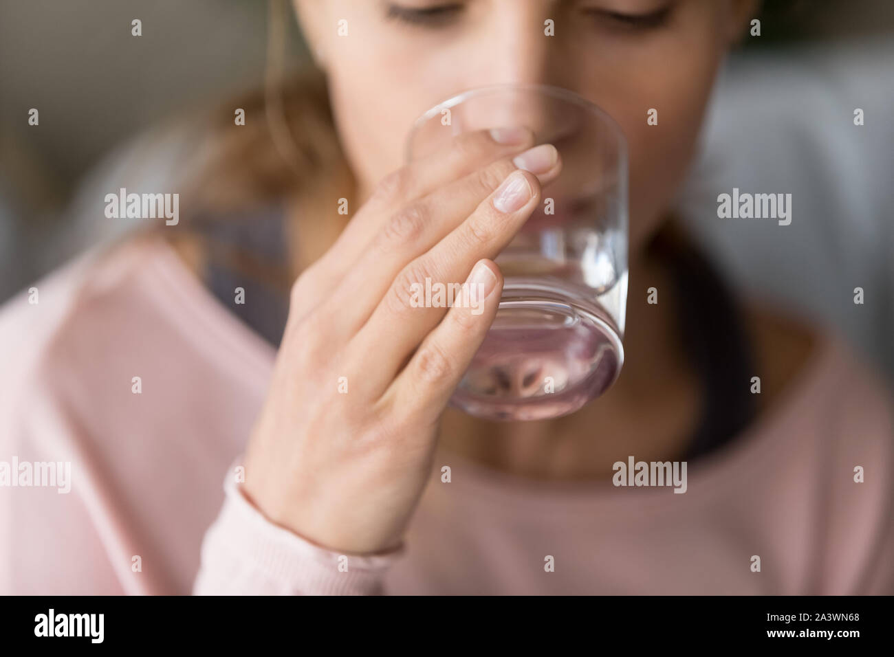 Gesund Durst junge Frau mit Glas Trinkwasser, Nahaufnahme Stockfoto