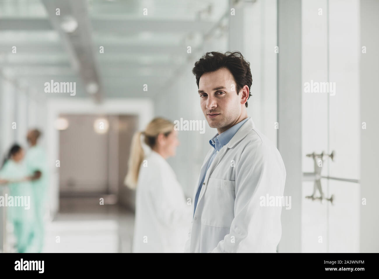 Portrait von zuversichtlich männlicher Arzt im Krankenhaus Stockfoto