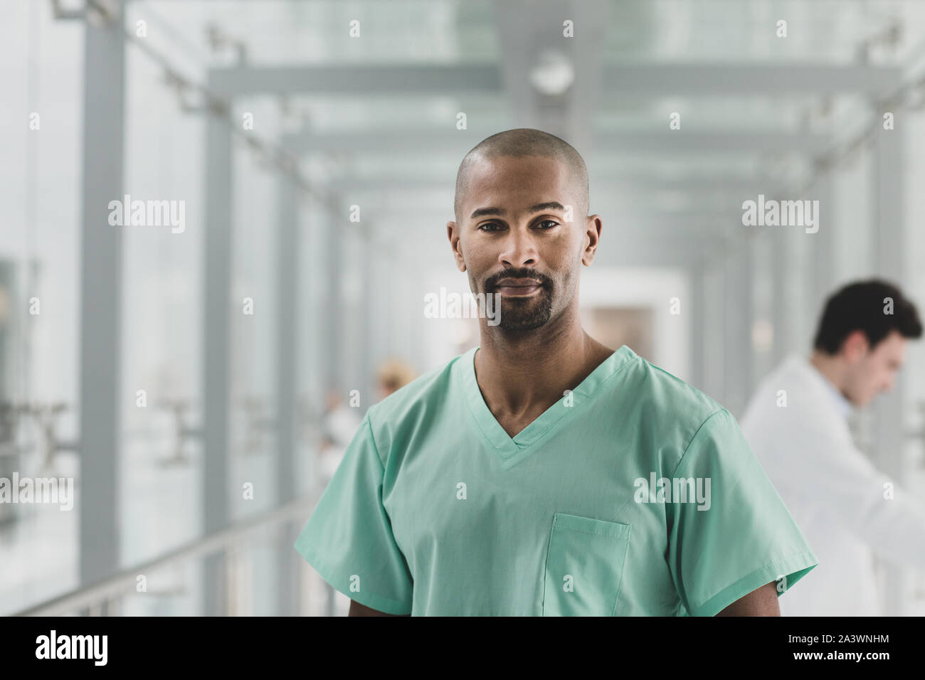 Portrait von zuversichtlich männlicher Arzt im Krankenhaus Stockfoto