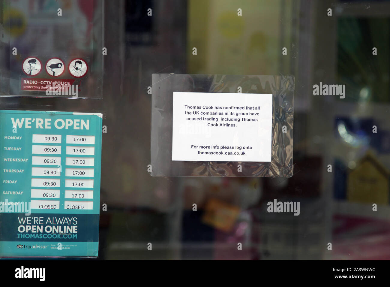 Thomas Cook gedruckten Hinweis in der High Street Shop Fenster angegeben, dass das Unternehmen, einschließlich der Thomas Cook Airlines, Trading aufgehört hat, Stockfoto