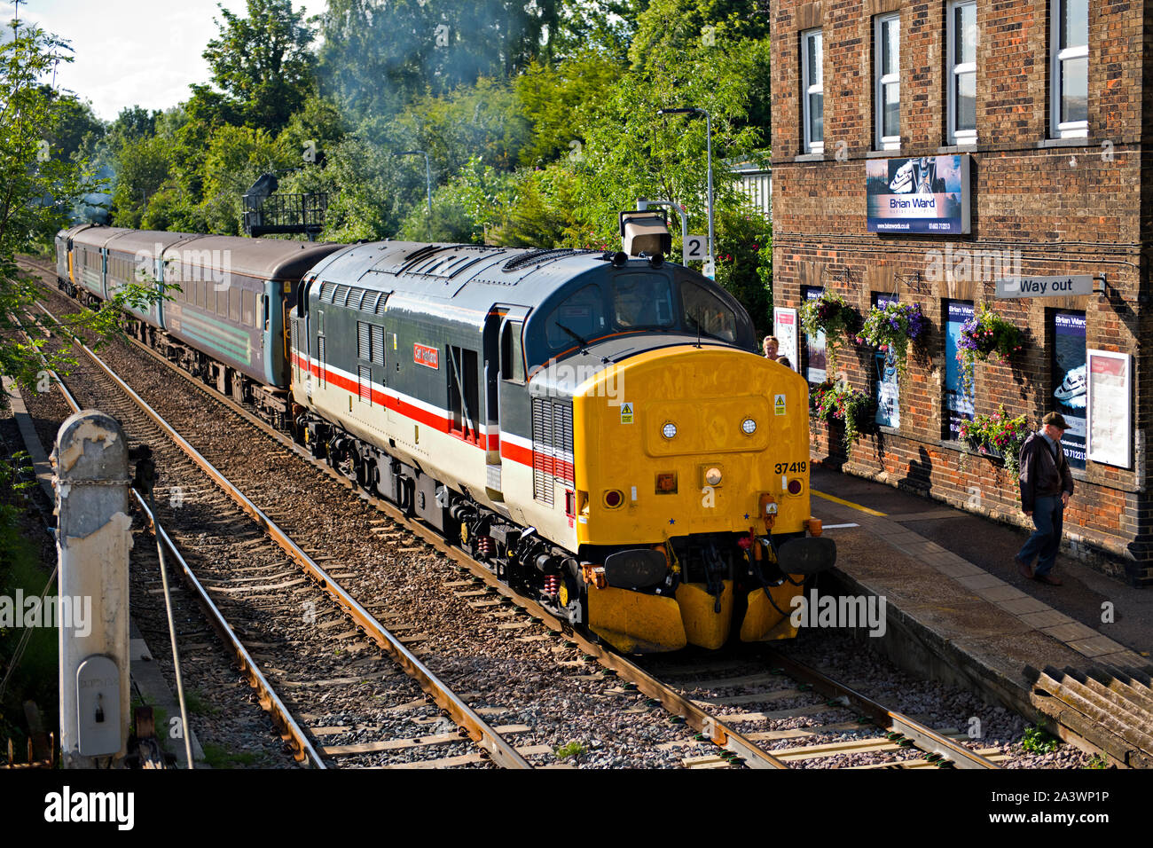 Brundall Bahnhof an der Wherry Linien zwischen Norwich und Great Yarmouth. Ein BR-Klasse 37 Diesel leitet ein Zug von Norwich Stockfoto