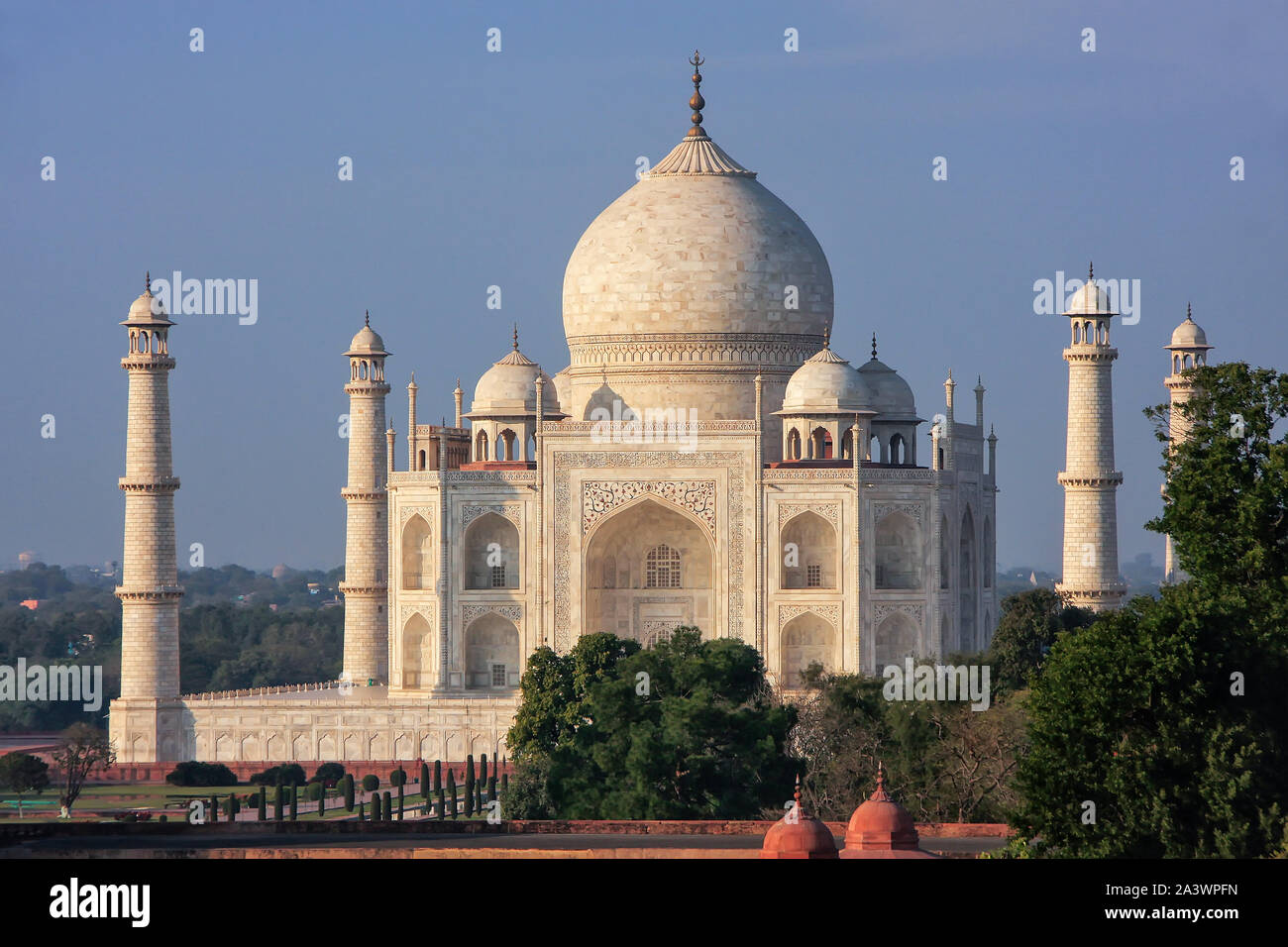 Ansicht des Taj Mahal in Agra, Uttar Pradesh, Indien. Es war im Jahre 1632 von Kaiser Shah Jahan als Denkmal für seine zweite Frau Mumtaz Mahal errichten. Stockfoto