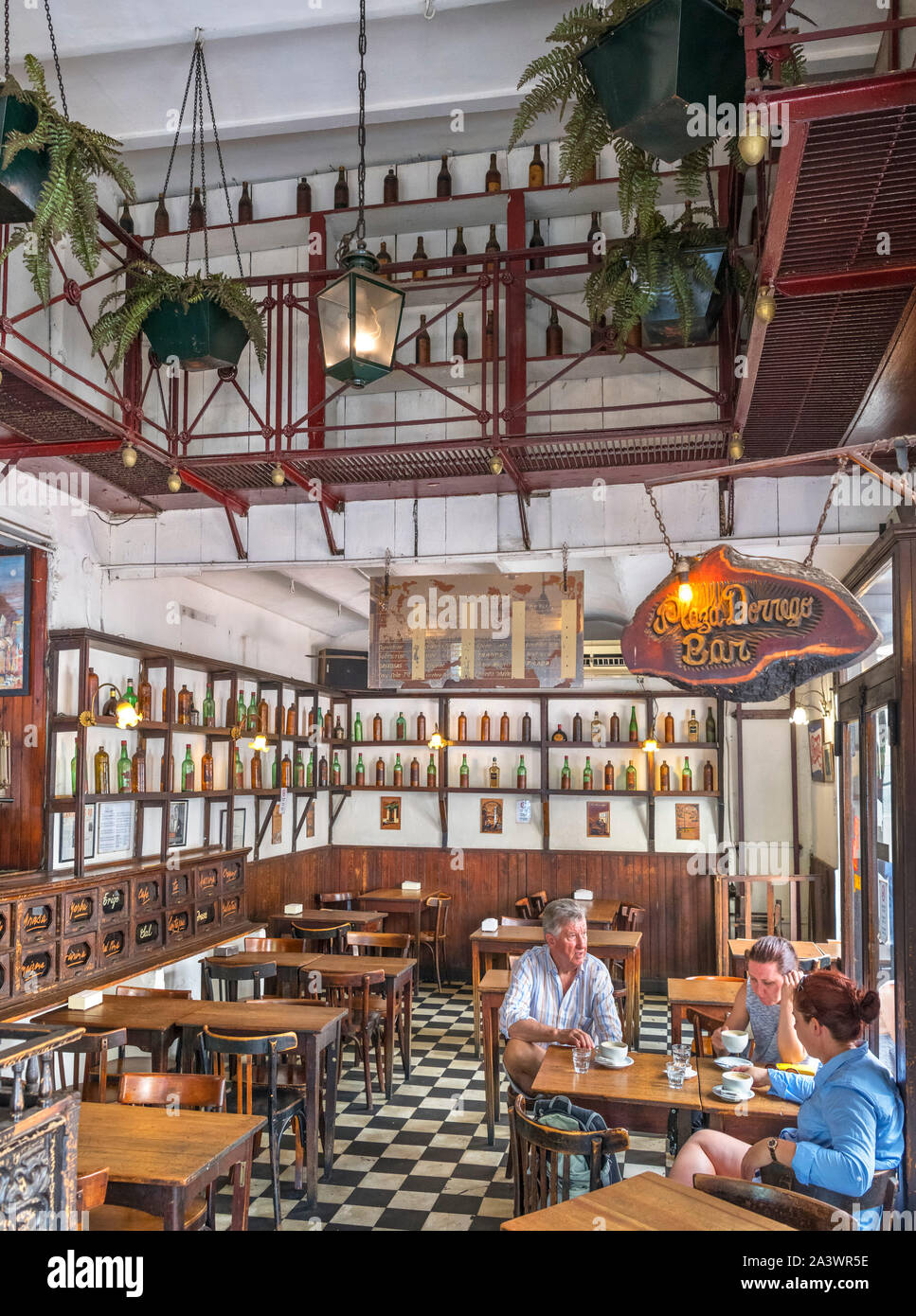 Innenraum eines traditionellen alten Cafe Bar auf der Plaza Dorrego, San Telmo, Buenos Aires, Argentinien Stockfoto Innenraum eines traditionellen alten Cafe Bar auf der Plaza Dorrego, San Telmo, Buenos Aires, Argentinien Stockfoto
