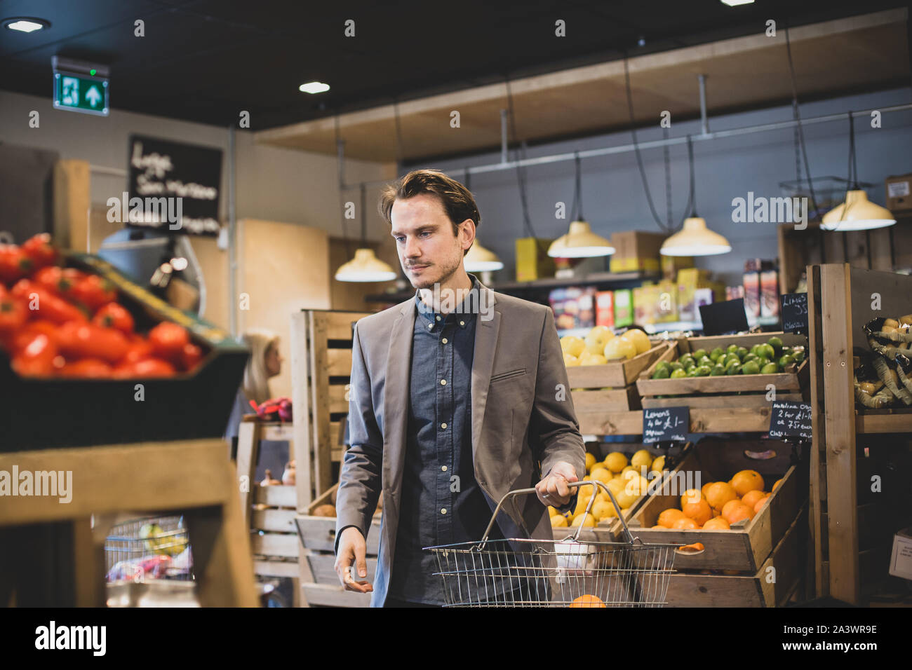 Männliche Shopper kaufen frisches Obst in einem Lebensmittelgeschäft Stockfoto