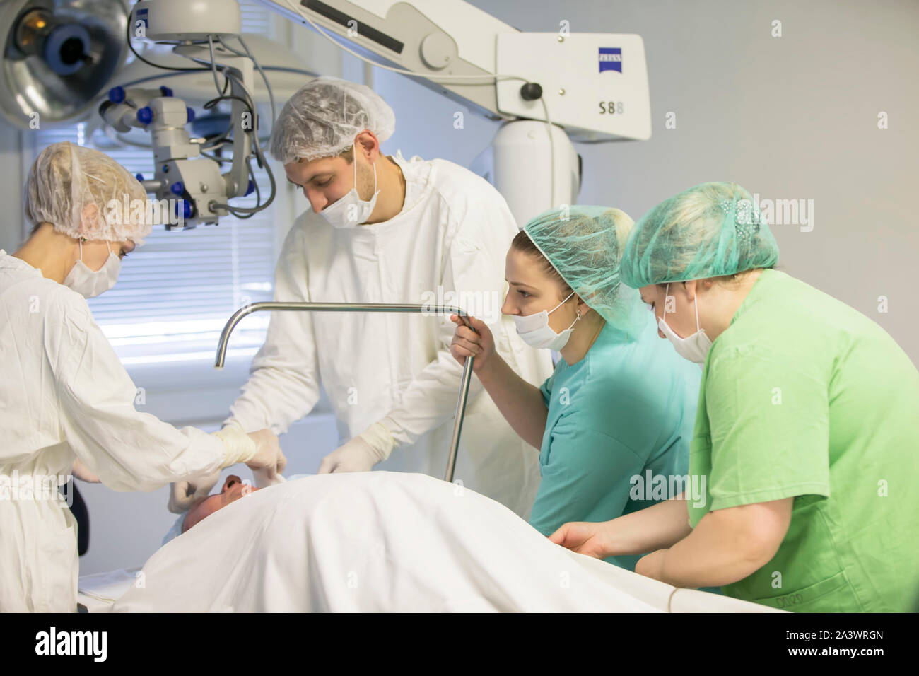 Stadt Gomel, Belarus. Mai 31, 2017 City Hospital. Ärzte im Op Chirurgie tun auf die Augen. Chirurgen arbeiten nach dem Patienten. Medizinische profe Stockfoto