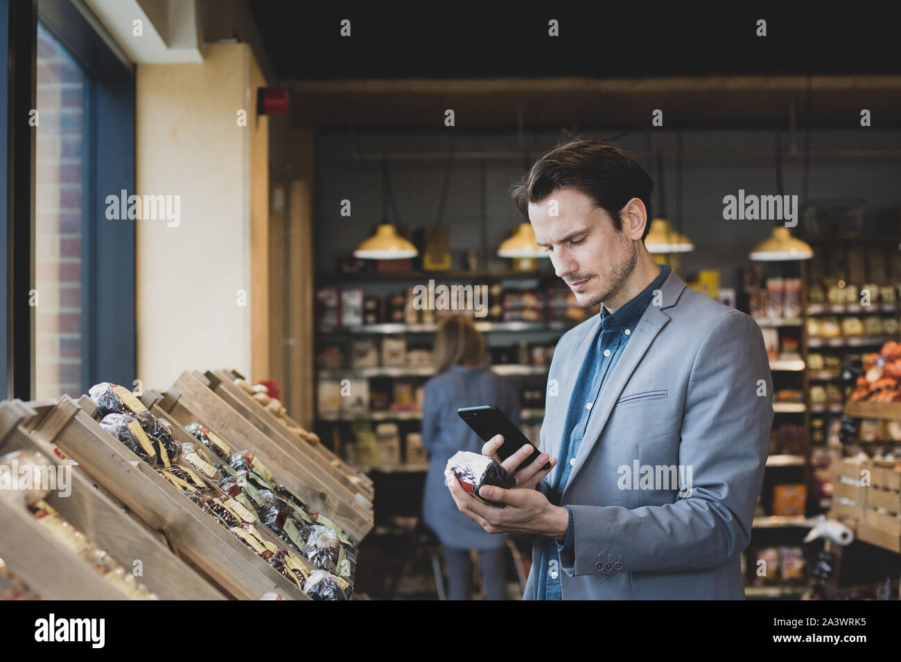 Erwachsene männliche mit selbst in einem Lebensmittelgeschäft Scan Stockfoto