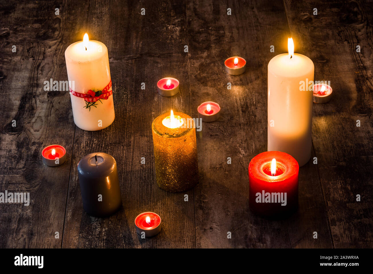 Weihnachten Kerzen am Holztisch. Schwaches Licht. Stockfoto