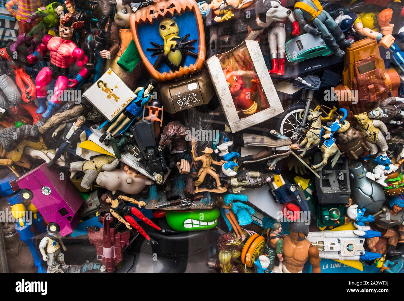 Sammlung von Kunststoff Spielzeug Figuren in einem Schaufenster, Stockfoto
