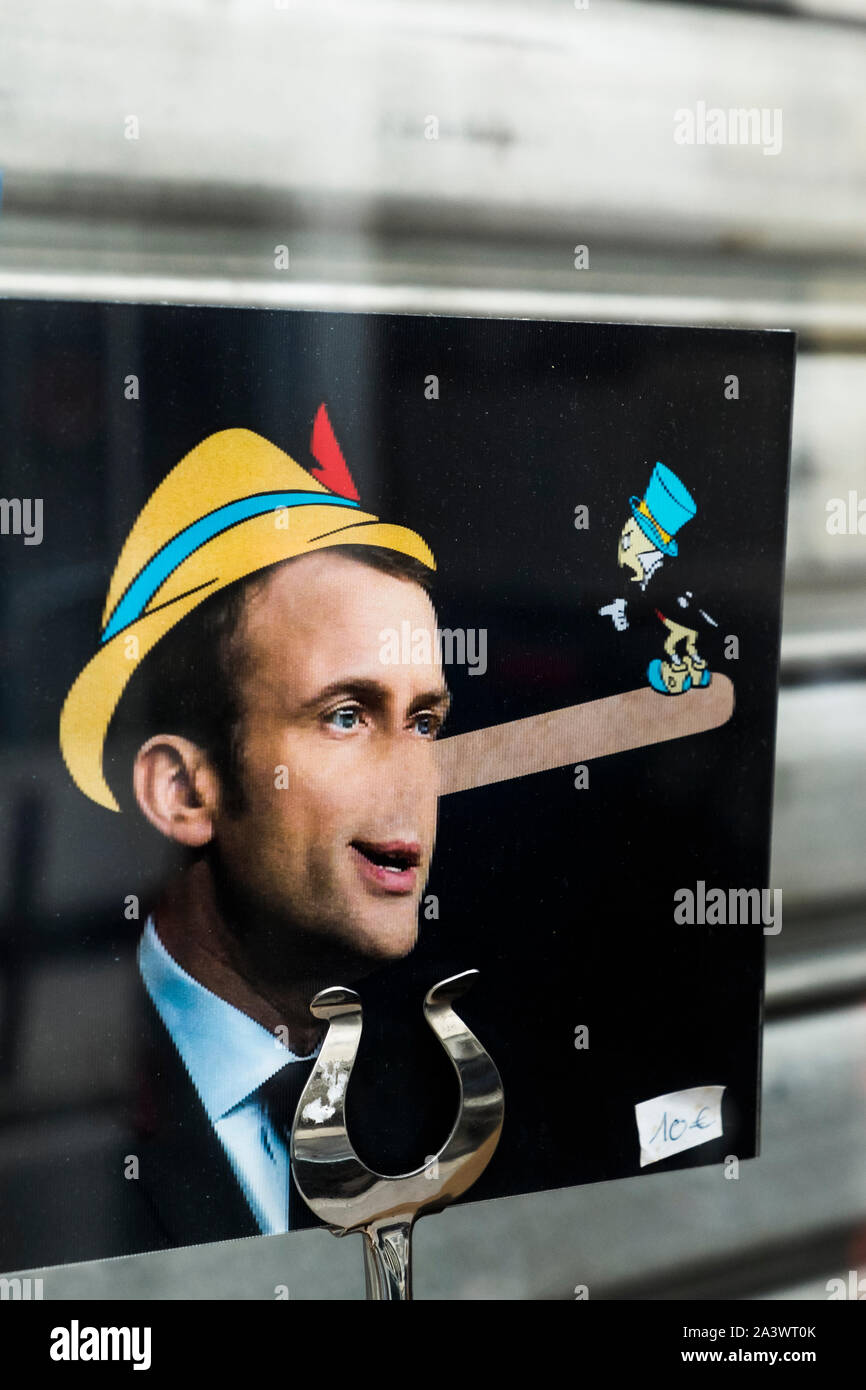 Flip Bild von Emmanuel Längestrich ausstellenden ist eine lange Pinocchio Lügner Nase Stockfoto