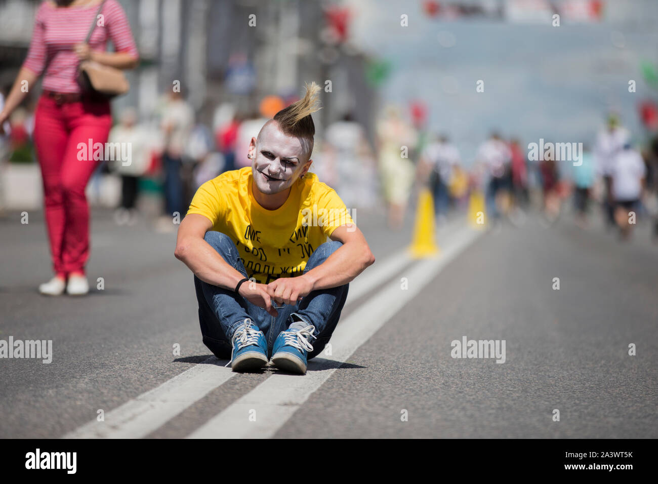 Belarus, die Stadt von Gimel, Juli 03, 2019. Jugend Festival. Punk in helle Kleidung auf einer Straße der Stadt Stockfoto