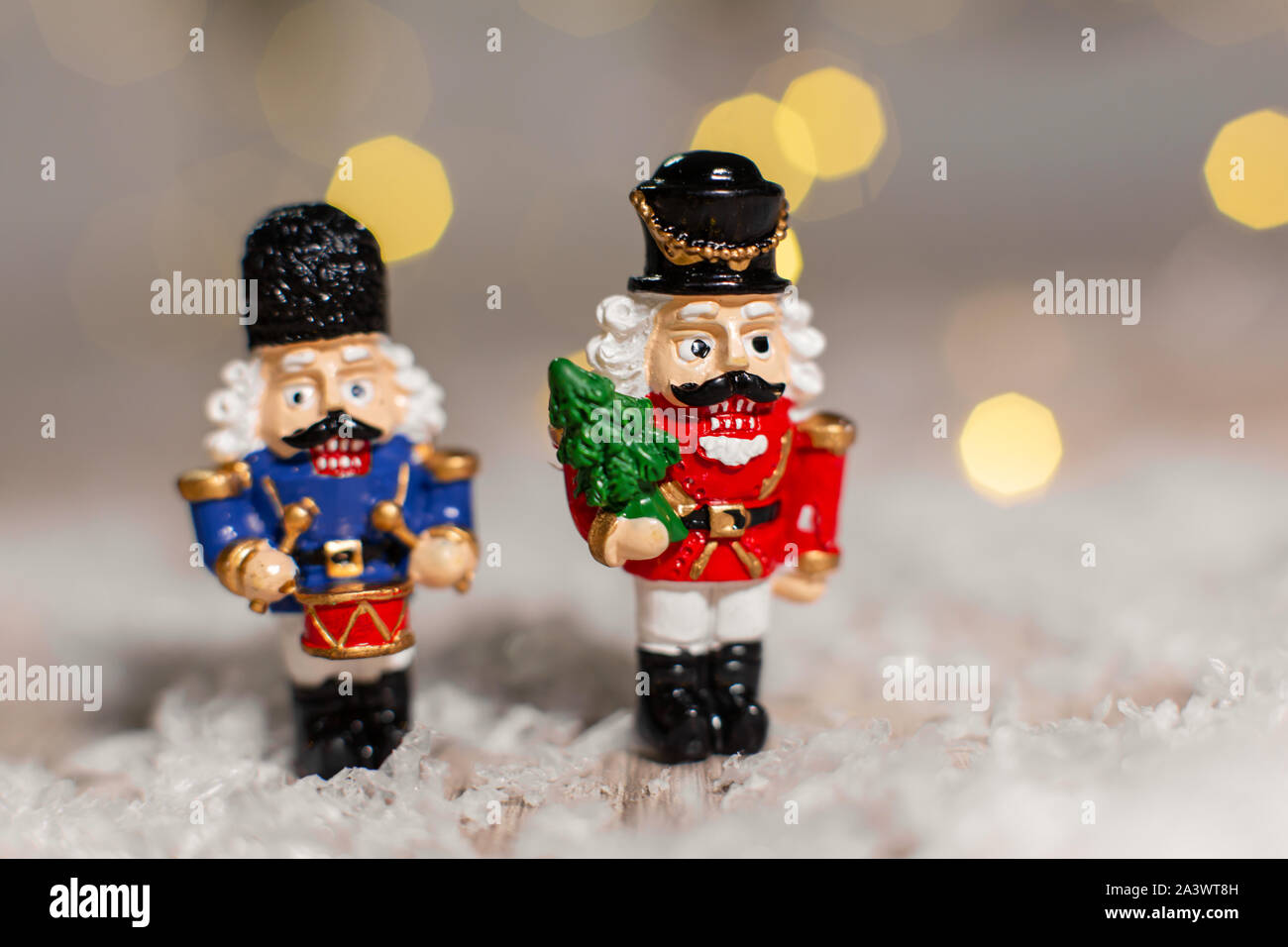 Die dekorativen Weihnachts-themed Figuren. Weihnachten Spielzeug Soldaten aus einem Nussknacker Märchen. Weihnachtsdekoration. Festliches Dekor, warme bokeh Licht Stockfoto