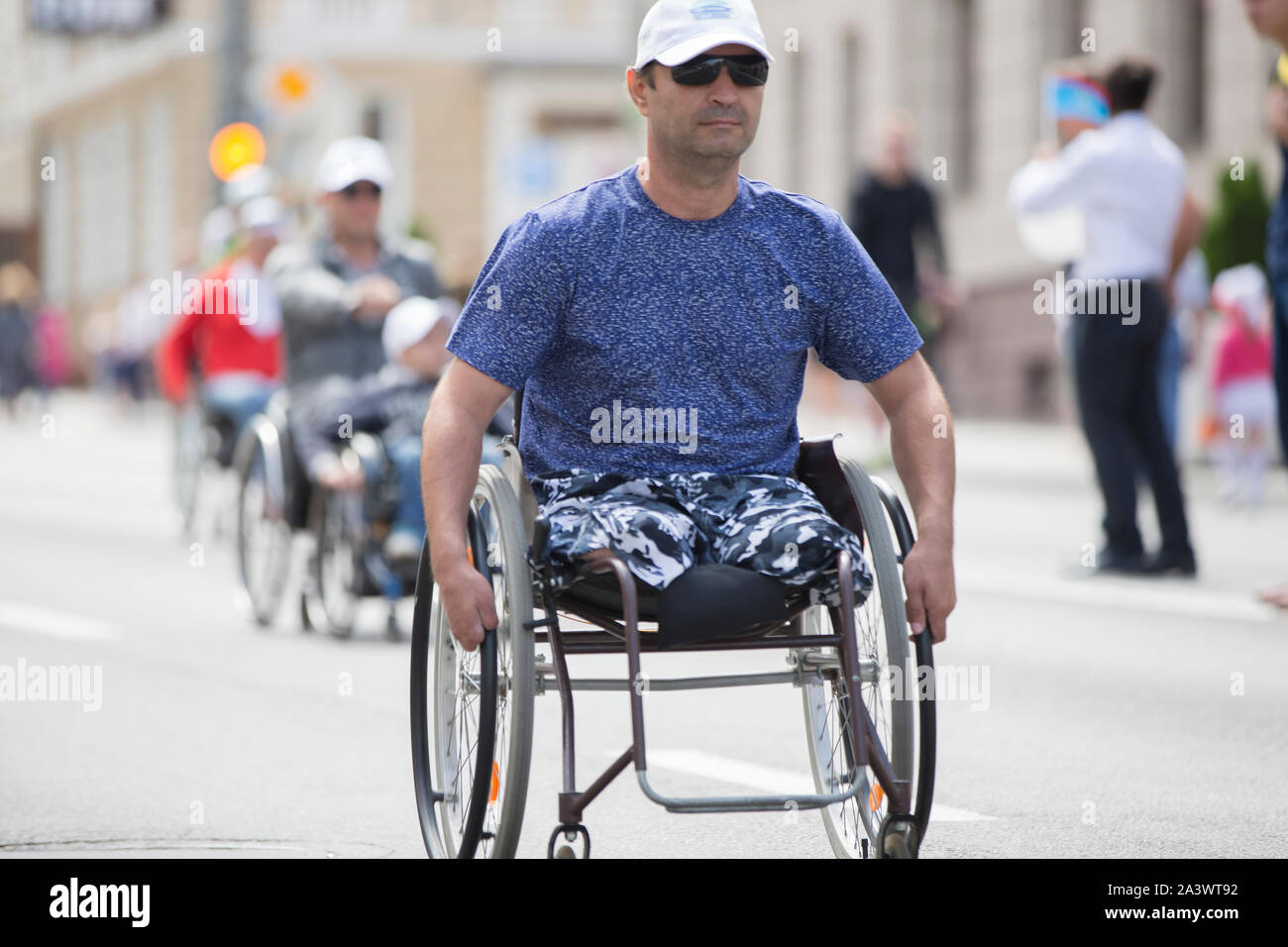 Belarus, die Stadt von Gimel, Juli 03, 2019. Jugend Festival. Rollstuhl Rennen. ein Mann im Rollstuhl konkurriert in einem Marathon Stockfoto