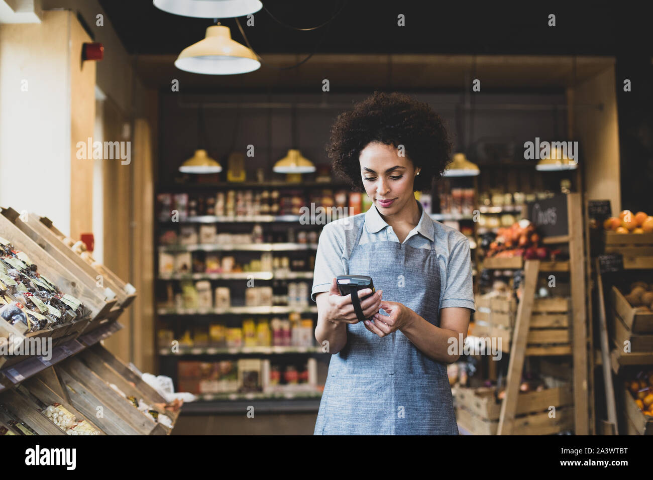 Sales Assistant im Lebensmittelmarkt mit einem Scanner Stockfoto