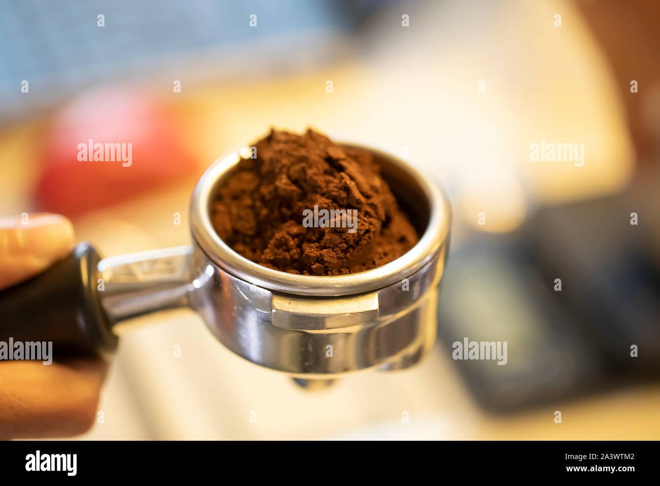 Schritt für Schritt und Teil drei. Kaffee ist in Gruppe griff oder portafilter in Vorbereitung zum Stopfen oder Drücken der Kaffee Stockfoto