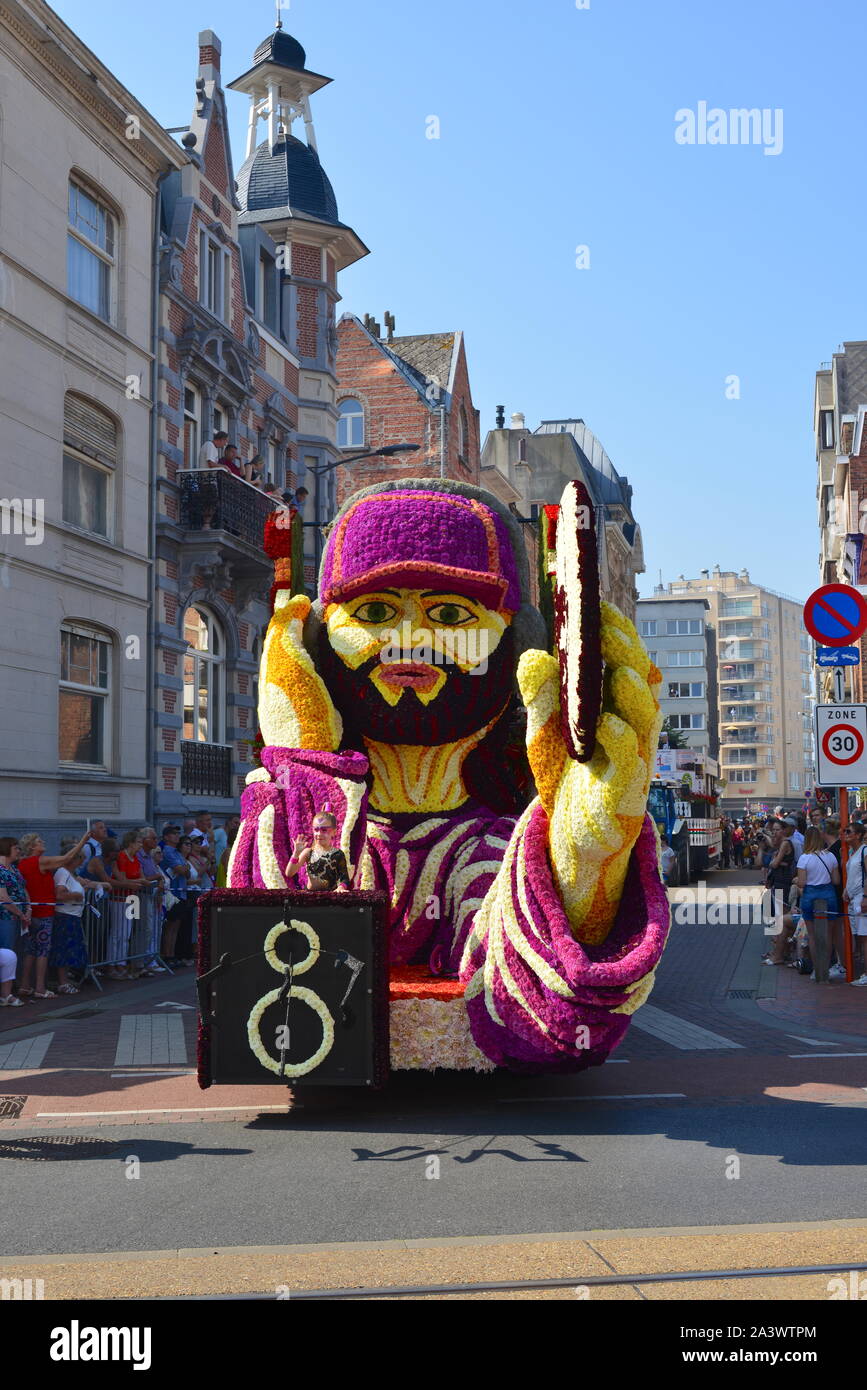 Blankenberge, West Flandern/Belgien - August 25, 2019: Strand fest Blume schweben, in Flandern. Hardrock cafe Reiten Schwimmen auf Ecke Jules De Troo Stockfoto