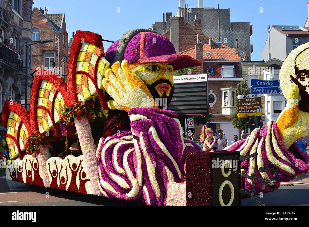 Blankenberge, West Flandern/Belgien - August 25, 2019: Strand fest Blume schweben, in Flandern. Hardrock cafe Reiten Schwimmen auf Ecke Jules De Troo Stockfoto