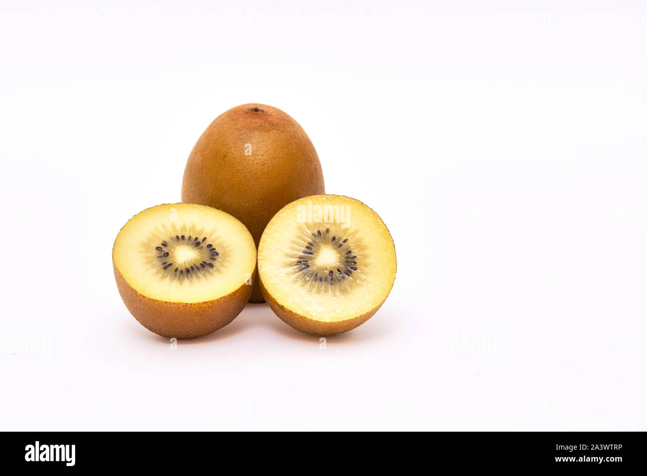 In Scheiben geschnitten und ganze Früchte Goden Kiwi (Actinidia Chinensis) auf weißem Hintergrund Stockfoto