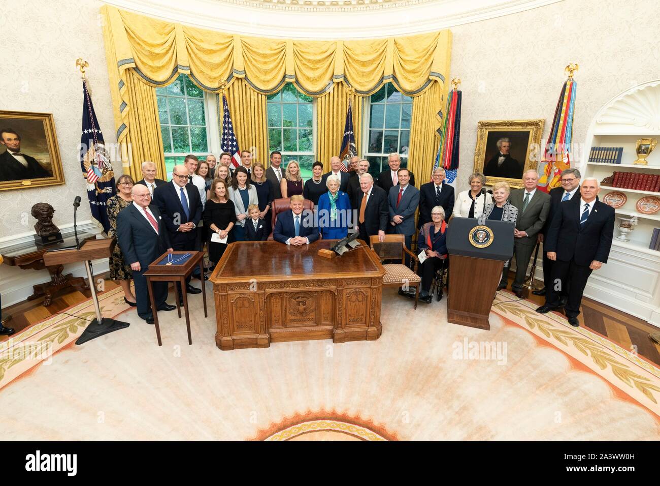 Us-Präsident Donald Trump, Beamten und Familienangehörigen posieren für ein Gruppenfoto nach der Vergabe der ehemalige Justizminister Edwin Meese mit der Presidential Medal of Freedom während einer Zeremonie im Oval Office des Weißen Hauses Oktober 8, 2019 in Washington, DC. Stockfoto