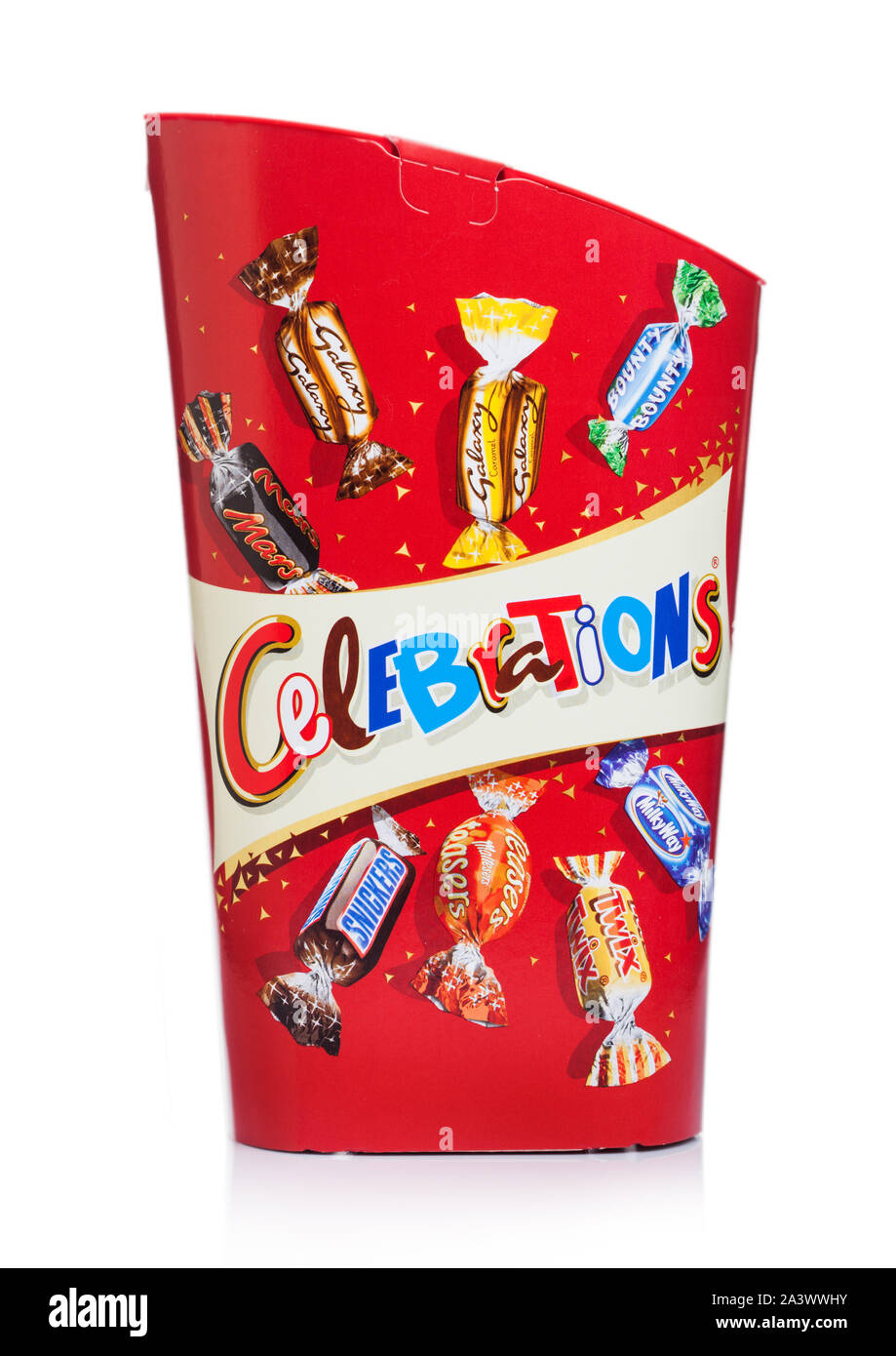 LONDON, Großbritannien, 10. Oktober 2019: Geschenkbox von Feiern mix Schokolade Süßigkeiten auf Weiß. Mars, Snickers, Bounty, Twix, Milchstraße, Galaxie, Teaser Stockfoto