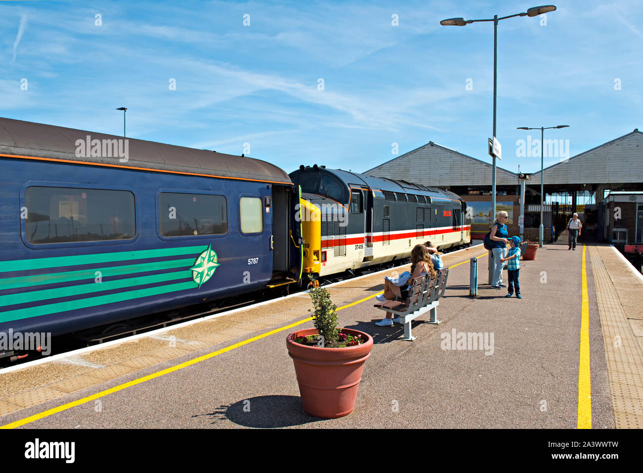 Bahnhof Great Yarmouth in Norfolk, Großbritannien. In der Plattform ist ein BR-Klasse 37 Diesel Lokomotive, die in den Zügen von Norwich bis 2019 verwendet wurde. Stockfoto