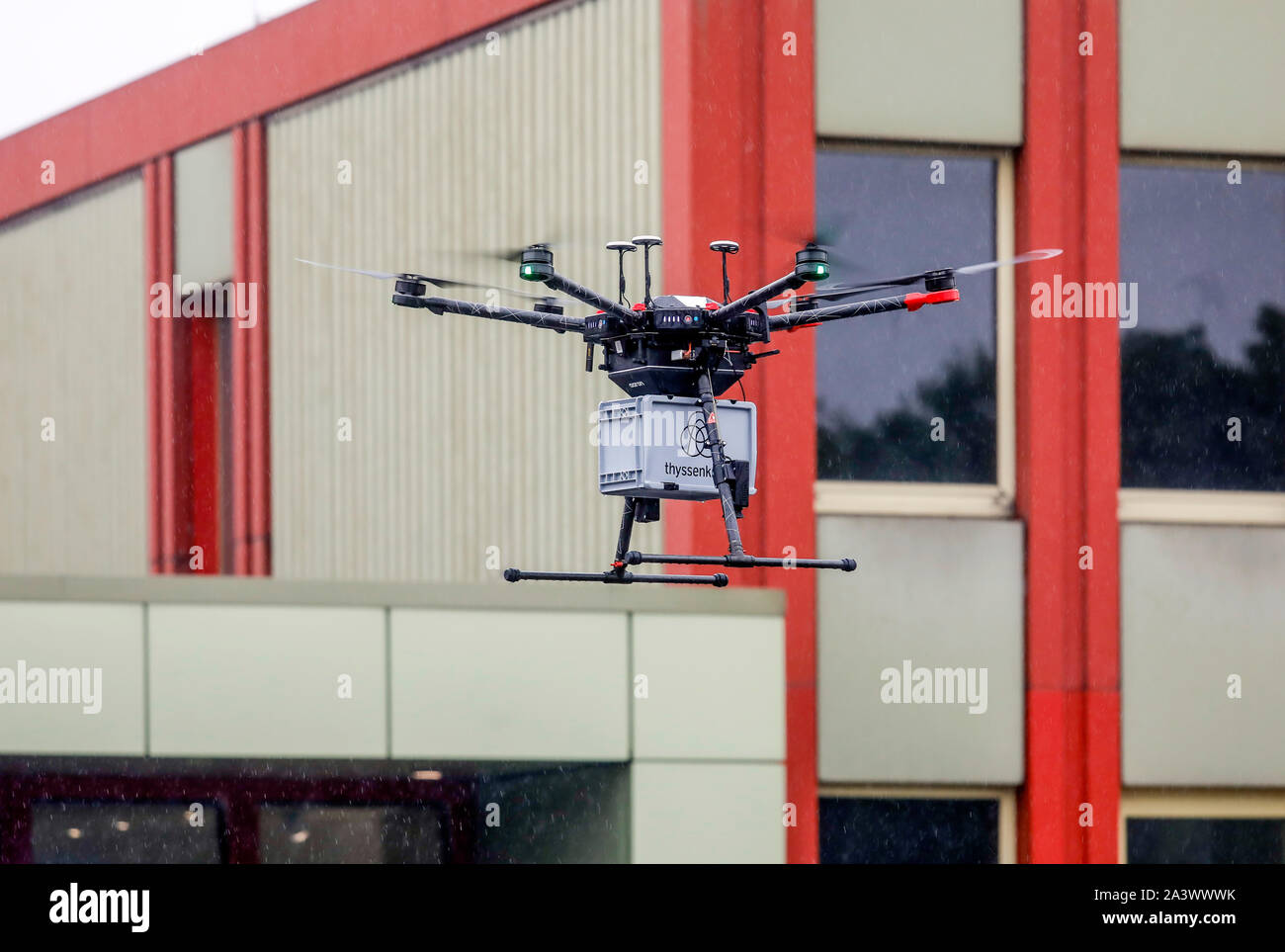 Duisburg, Ruhrgebiet, Nordrhein-Westfalen, Deutschland - ThyssenKrupp Steel Transporte Proben von Drone. Die autonom fliegenden Verkehr drone oscilla Stockfoto