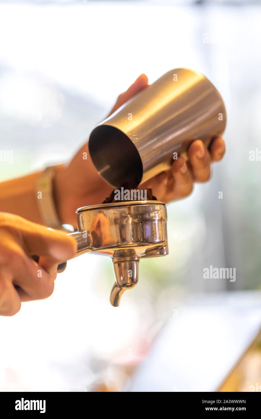 Schritt für Schritt und Teil drei. Kaffee ist in Gruppe griff oder portafilter in Vorbereitung zum Stopfen oder Drücken der Kaffee Stockfoto