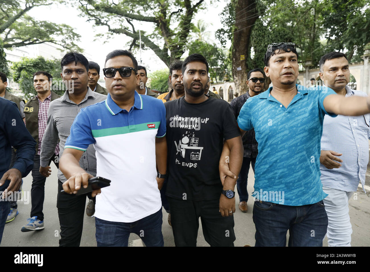 Oktober 10, 2019, Dhaka, Bangladesch: Polizei Md Mizanur Rahman (Mann mit schwarzem T-Shirt), die Mitbewohner der Getöteten engineering student Abrar Fahd, in Zusammenhang mit dem Mord in einem Wohngebiet in der Bangladesch Universität von Engineering und Technologie, in Dhaka, Bangladesh, 10. Oktober 2019 verhaftet. Abrar Fahd, ein zweites Jahr Student der Elektrotechnik und Elektronik abteilung Der BUET, wurde angeblich zum Tod von Aktivisten der herrschenden Partei Stunden geschlagen, nachdem er Wasser sharing Abkommen mit Indien kritisiert. (Bild: © Suvra Kanti Das/ZUMA Draht) Stockfoto