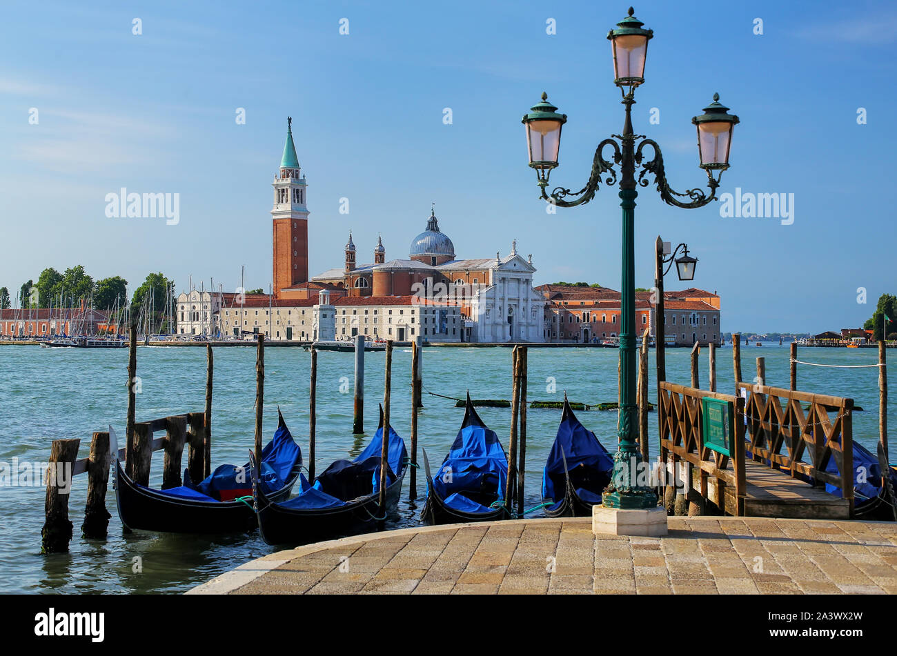 Gondeln vor Anker in der Nähe von Piazza San Marco gegenüber Insel San Giorgio Maggiore in Venedig, Italien. Gondeln waren einst die wichtigste Form der Transport aro Stockfoto