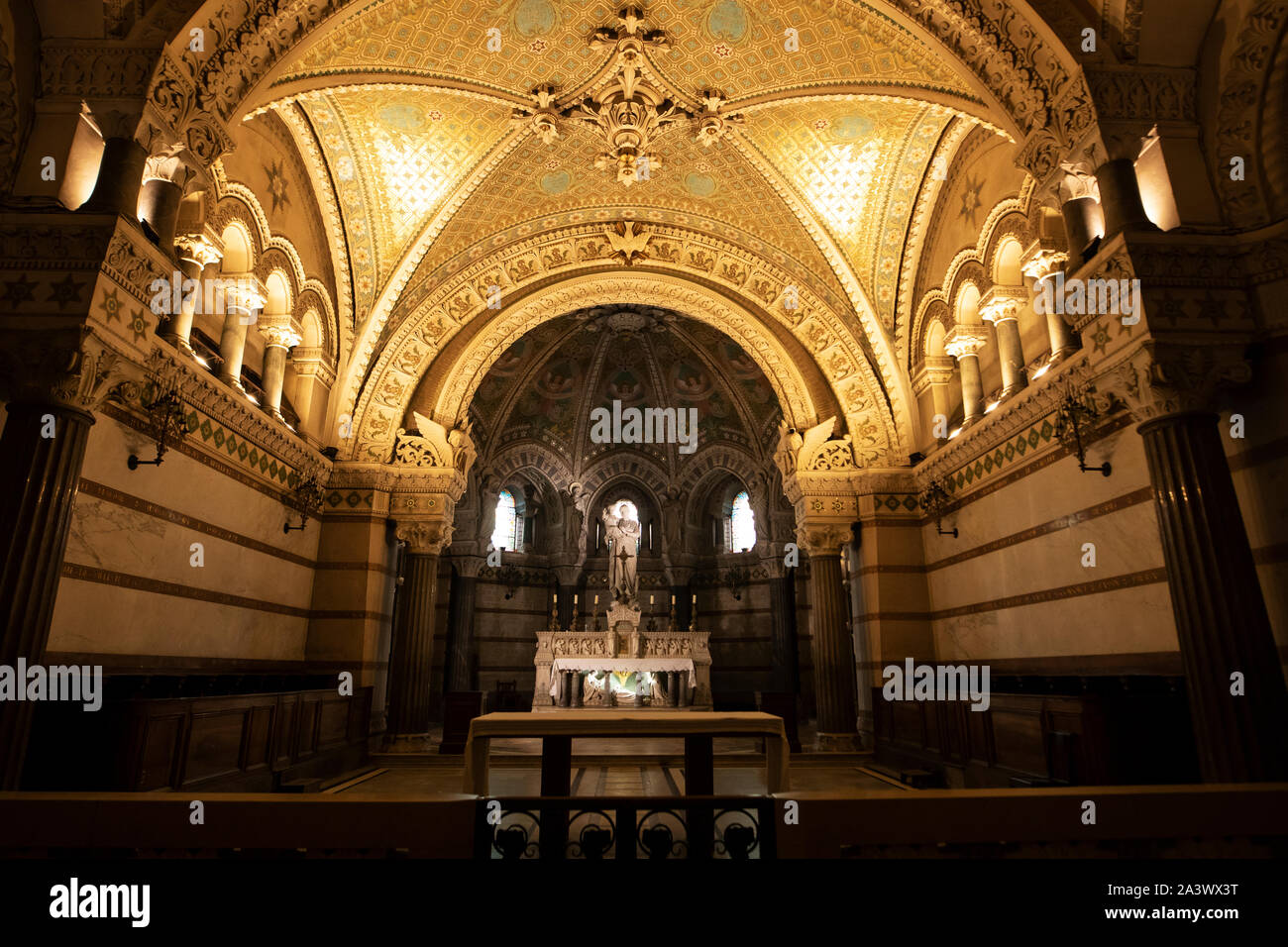 Die Krypta des hl. Josef in der Basilika Notre-Dame de Fourviere in Lyon, Frankreich. Stockfoto