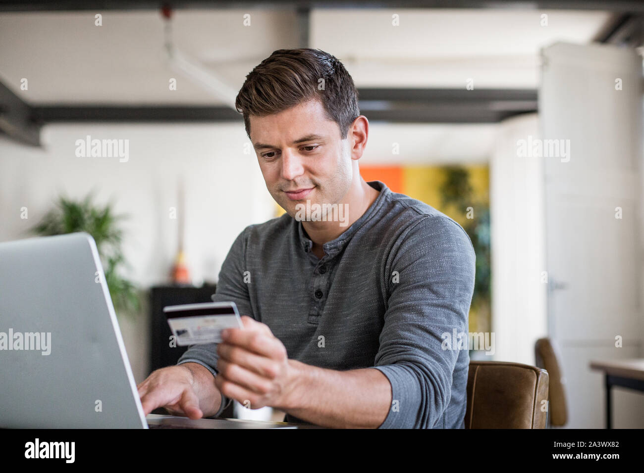 Erwachsene männliche mit Kreditkarte online Stockfoto