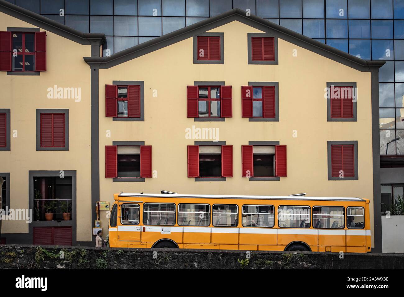 Hausfassade in Trompe L'Oeil und gelben Bus auf der Main Street, RUA BRIGADEIRO OUDINOT, Funchal, Madeira, Portugal Stockfoto