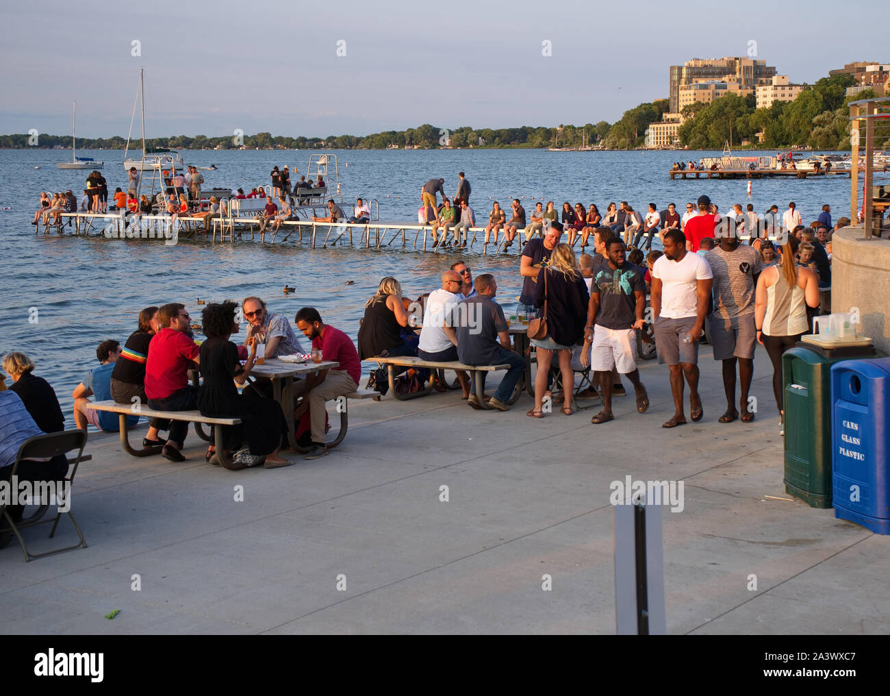 Madison, WI USA. Apr 2018. Schüler und Besucher genießen, Essen und warten auf den Sonnenuntergang an der Alumni Park. Stockfoto