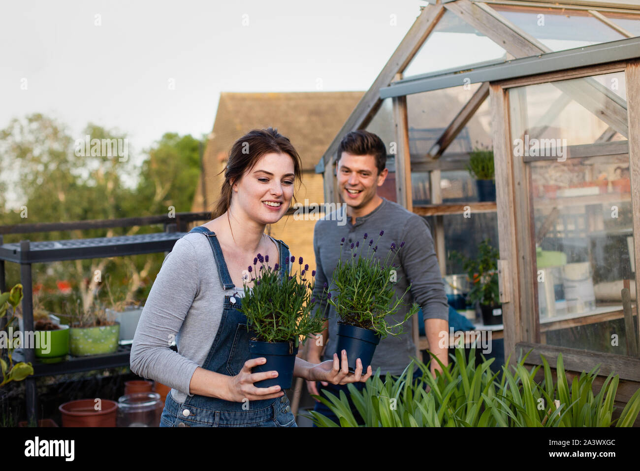 Junge erwachsene Paare zusammen im Garten Stockfoto