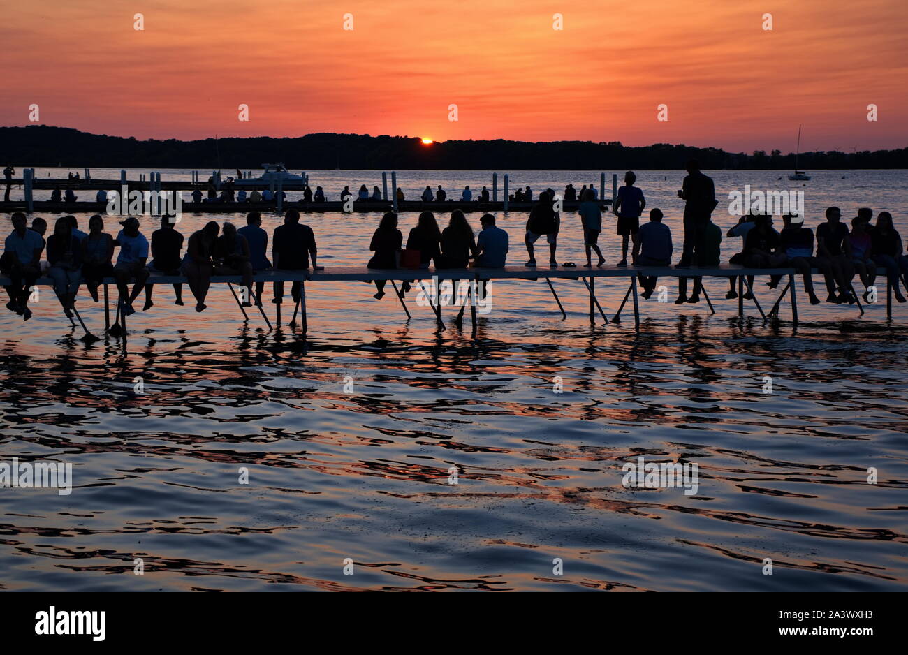 Madison, WI USA. Apr 2018. Schüler und Besucher genießen, Essen und warten auf den Sonnenuntergang an der Alumni Park. Stockfoto