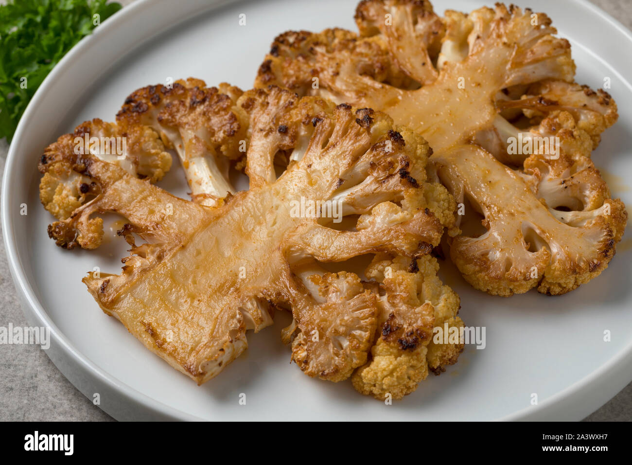 Scheiben von gewürzter Blumenkohl Steaks vom Grill in einer weißen Schüssel Stockfoto