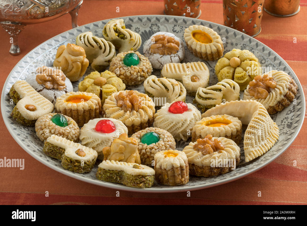 Vielfalt der traditionellen festlichen Marokkanischen Cookies auf einen Teller und Kaffee Stockfoto