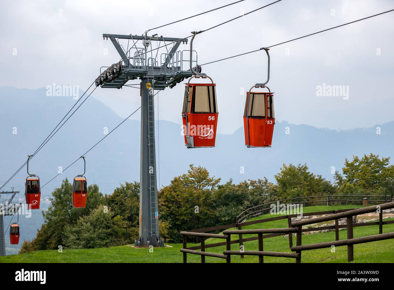 MONTE POIETO, Lombardei/ITALIEN - 6. Oktober: Seilbahn zum Monte Poieto Lombardei Italien am 6. Oktober 2019. Vier nicht identifizierte Personen Stockfoto