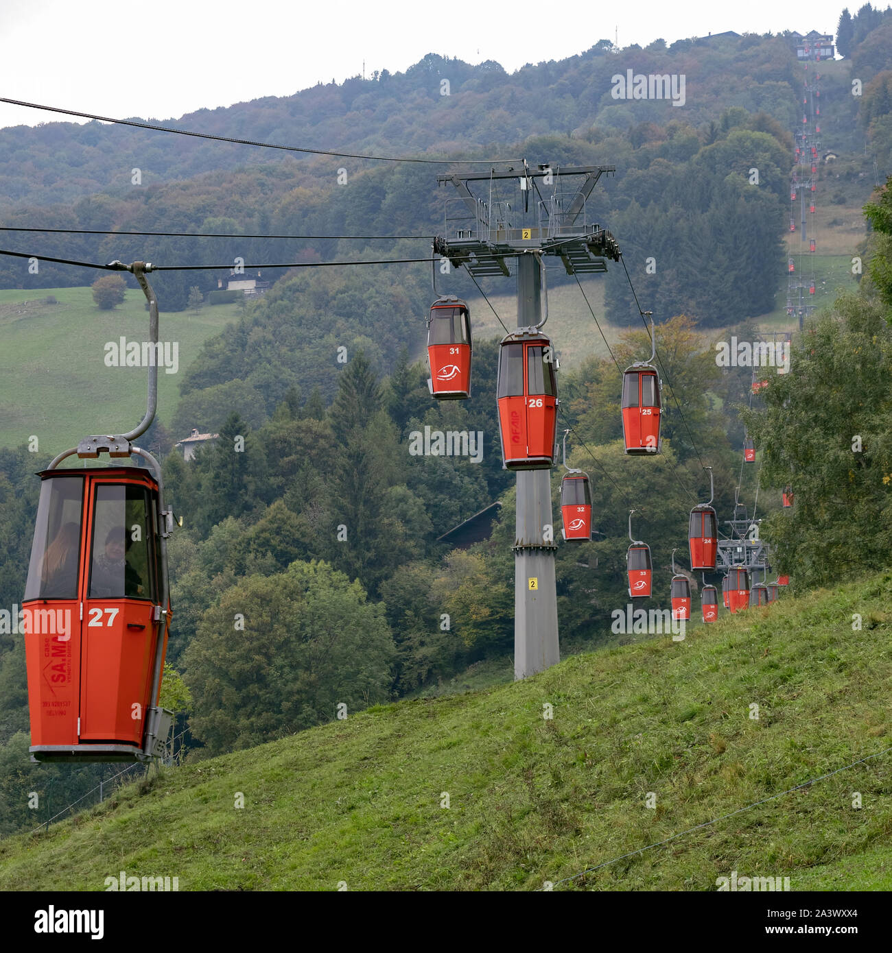 MONTE POIETO, Lombardei/ITALIEN - 6. Oktober: Seilbahn zum Monte Poieto Lombardei Italien am 6. Oktober 2019. Zwei nicht identifizierte Personen Stockfoto