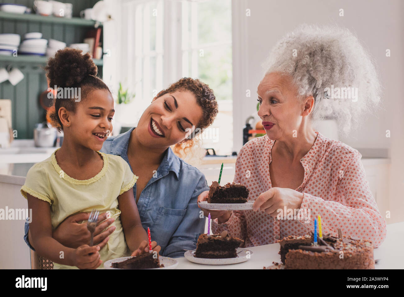Drei Generationen der Familie einen Geburtstag feiern gemeinsam Stockfoto